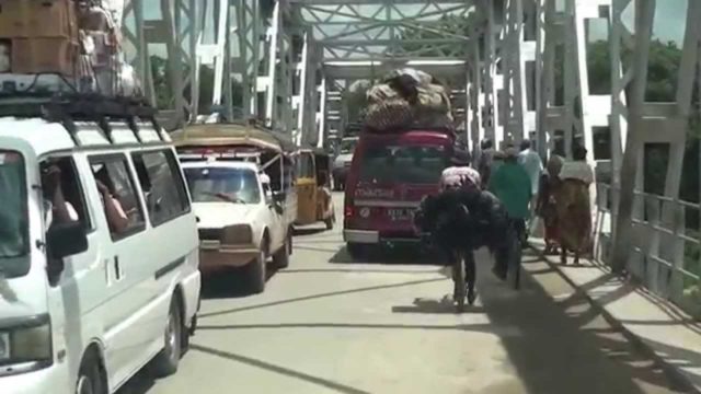Bienvenue à Madagascar : même en dehors de la ville d'Antananarivo, les taxis-brousse subissent encore des embouteillages