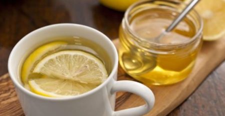 Mélanger du citron avec de l'eau chaude et du miel est une bonne idée pour éviter les problèmes gastriques