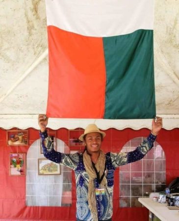 Un jeune peintre qui puise son inspiration dans la scène de vie malagasy