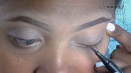 Pour un no make-up, l'idéal est de faire un trait d'eye-liner extrêmement fin