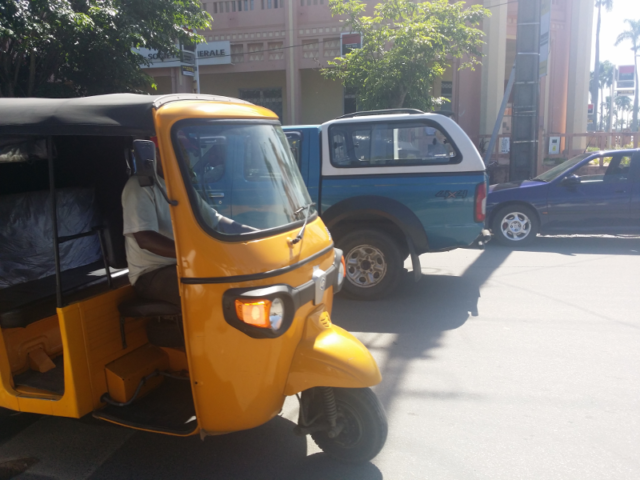 Les chauffeurs de tuk-tuks travaillent généralement au jour le jour, grappillant un salaire uniquement après s'être acquitté de leurs versements