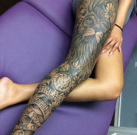 Les tatouages sur les jambes en pole position devant les bras