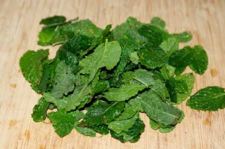 Mâchouillez régulièrement des feuilles de menthe pour une haleine fraîche