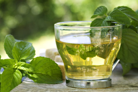 Une infusion à la menthe après le repas pour une bonne digestion