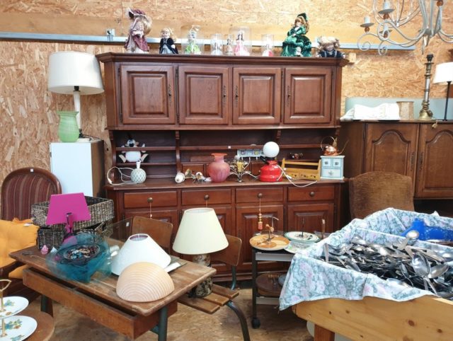 Les meubles d'occasion sont les plus vendus et les plus achetés dans un brocante ou vide-grenier à Madagascar