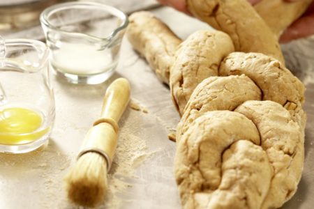 On peut considérer de pâtes tout ce qui est fabriqué à base de pétri de farine, de semoule de blé avec de l'eau et du sel