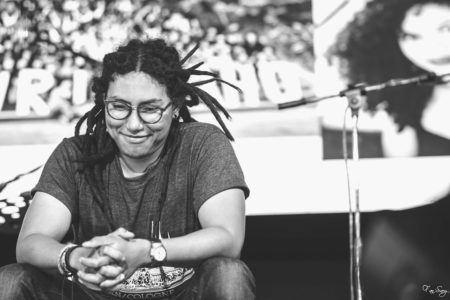 Fy, le chanteur du groupe qui est à la fois à la guitare acoustique. Copyright Fan'Sary