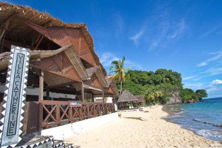 La villa Cathérine, un des hébergements à Nosy-be, les pieds dans l'eau