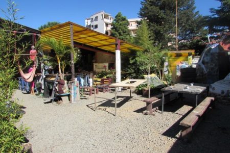 Le restaurant et la cour d'Is'art galerie