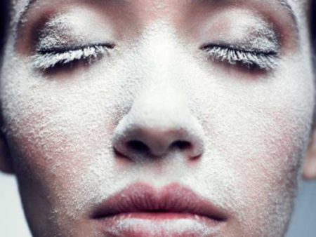 Saupoudrer du talc sur la peau élimine l'excès de sébum