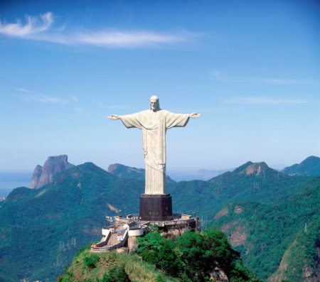 Appelé aussi Christ du Corcovado, monument situé au cœur du parc national de la forêt de Tijuca, au Brésil