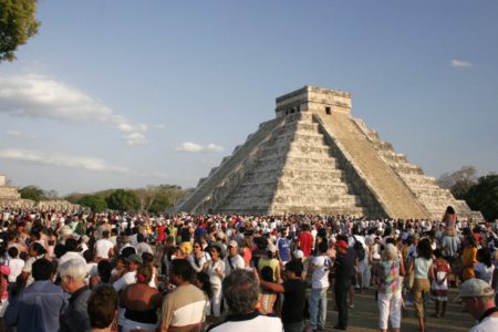 Ici, nous pouvons voir la cohue de touristes que peut susciter la Pyramide de Kukulcán, monument remarquable du site