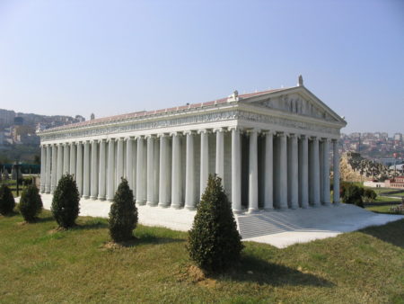 Ci-contre, une reconstitution du temple visible à Miniatürk Park, Istanbul