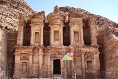 Une des façades monumentales qui composent le site de Pétra
