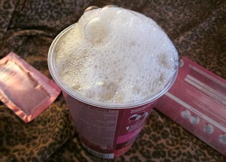 La coloration mousse est une teinte très légère et elle s'applique comme du shampooing