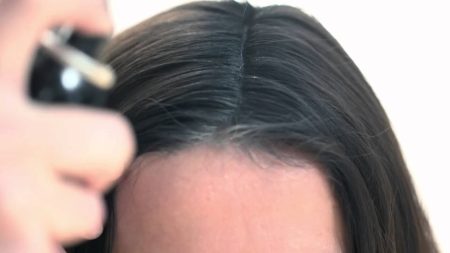 La bombe de coloration ou spray est très efficace pour combler les repousses ou les cheveux blancs