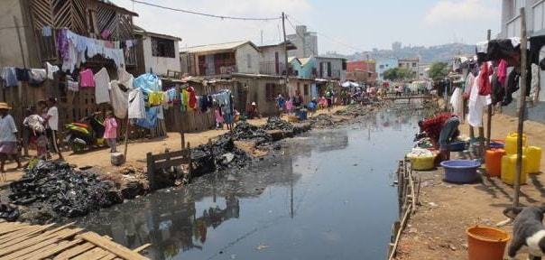 Un quartier en pleine ville regroupant les plus malheureux de la capitale, reflet de la pauvreté accablante du pays