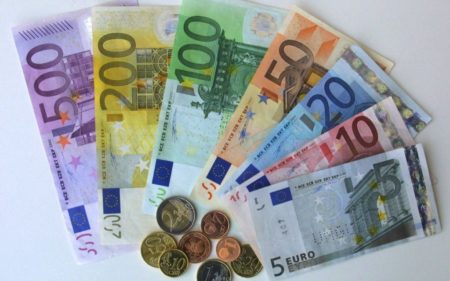 L'euro devient instantanément la deuxième devise internationale depuis sa création en 1999
