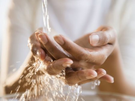 Se laver les mains est très efficace contre les microbes