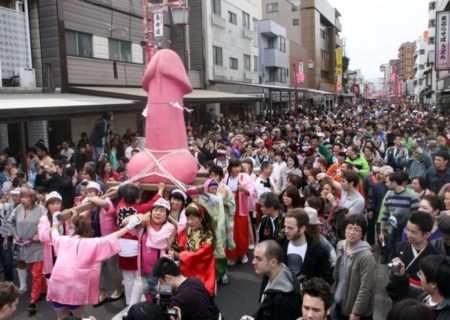 La ville de Kawasaki est recouvert de pénis lors de la célébration