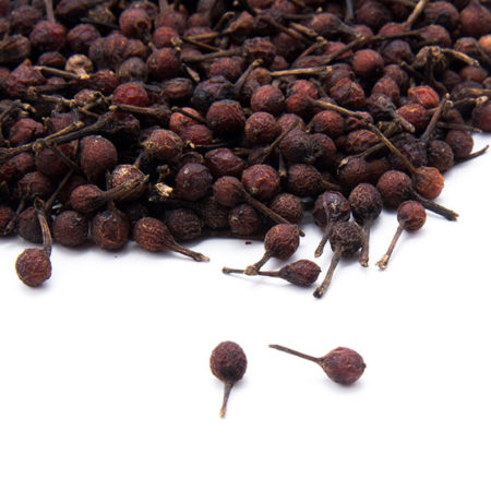Le poivre rouge aussi dit « voatsiperifery » cultivé exclusivement à Madagascar, apporte un parfum incomparable aux plats