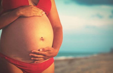 Trop s'exposer au soleil durant la grossesse peut endommager votre visage