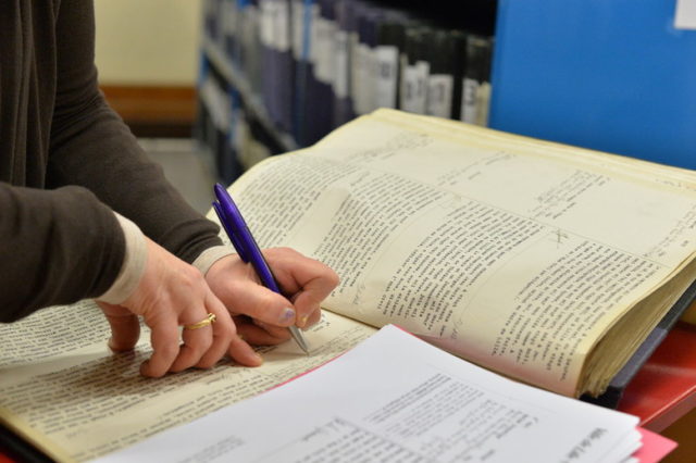 Le cahier de l’arrondissement où seront retranscrits les détails importants de chaque mariage qui y est officialisé