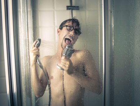 En plus d’une sensation de bien-être, une bonne douche peut vous faire découvrir des talents de chanteur cachés :p