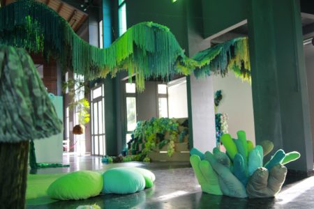 Cette œuvre intitulée « terrain vague à usage poétique » a été réalisée à partir de différentes matières recyclées