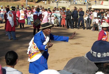 Les deux troupes de mpihira gasy s'expriment à tour de rôle