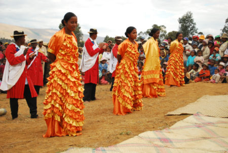 Les hommes portent toujours des chapeaux tandis que les femmes sont vêtues de robes longues pendant les spectacles de hira gasy