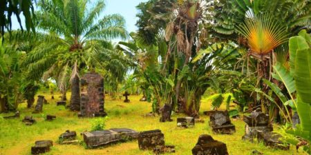 On peut trouver le cimetière des pirates à Sainte Marie