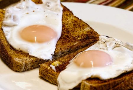 Mangez un œuf pour le petit déjeuner, cela va vous donner de la force pour affronter la journée