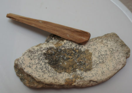 Traditionnellement, on frottait le masonjoany ou bois de santal sur de la pierre de corail comme à l'image