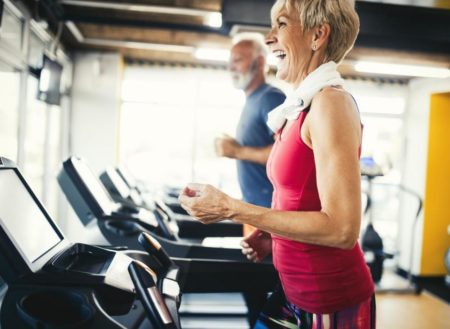 Les exercices physiques sont conseillés pour les personnes âgées afin de prévenir l'alzheimer