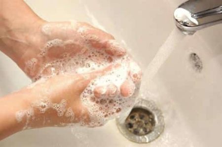Dans les cas de morsure par un animal atteint par la rage, la personne contaminée doit se laver les mains