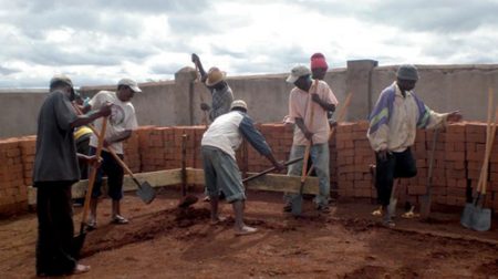Creuser les fondations est une étape très importante dans les rituels de construction de maison à Madagascar