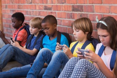 Incluso cuando navegan con sus smartphones, los niños pueden encontrar pornografía en cualquier momento