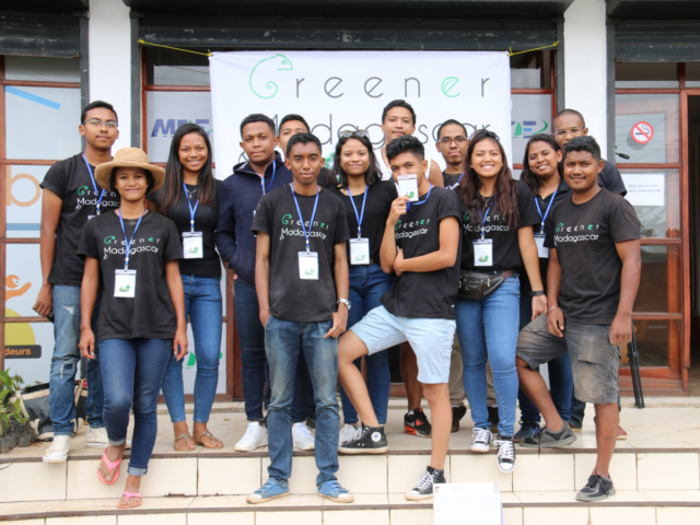 Onjatiana Rajaobelina (tout à gauche) et l'équipe de Greener Madagascar