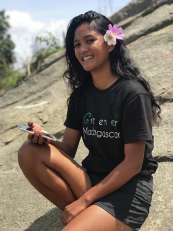 Ravoninjatovo Onjatiana Rajaobelina vêtue du T-shirt de son association
