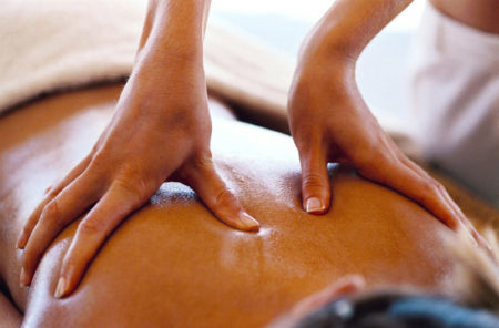 Les massages allongés sont très appréciés dans les salons à Madagascar