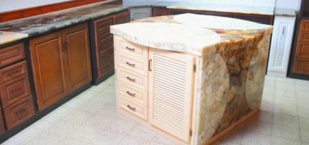 Meubles de rangement, de cuisine, literie et articles de décoration sont au rendez-vous chez Hazovato