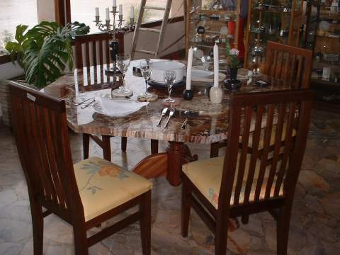 Table à manger avec des gravures