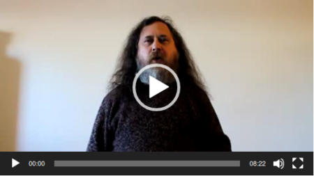 Captura de pantalla de un video de Richard Stallman, el pionero del software libre