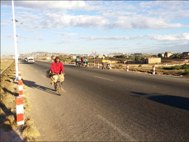 Los alegres paseantes matutinos en la carretera de circunvalación. ¡Eh, chicos !