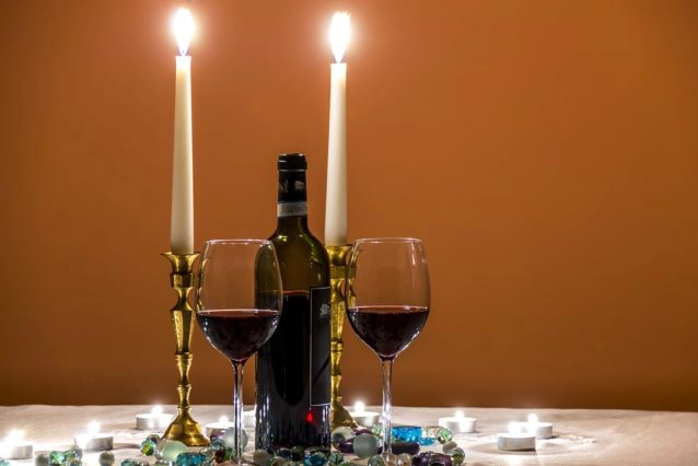 Cena a la luz de las velas, una cita obligada para una cena romántica de San Valentín.