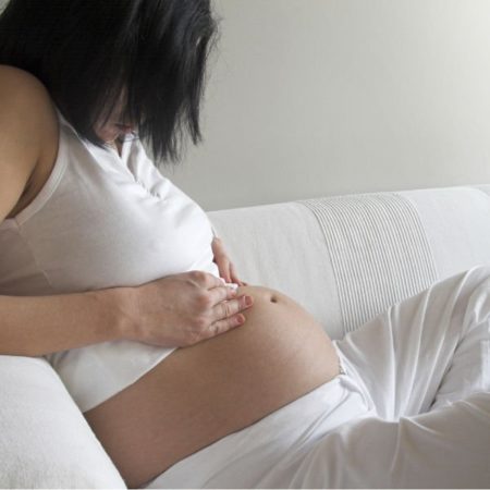 Cuando una mujer tiene un gran problema, primero busca el consejo de los que la rodean antes de proceder a un aborto