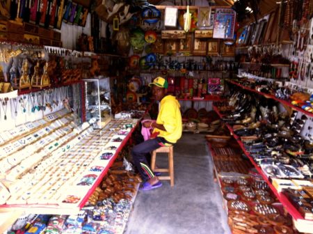 El mercado de artesanía de Andravoahangy tiene muchos productos de ropa malgache