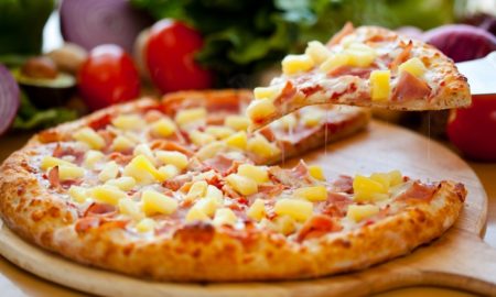 One of the flagship products of Antananarivo's fast-food chains: a pizza!