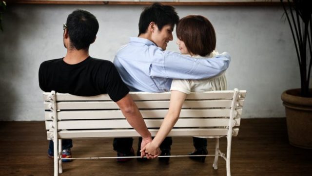 El 35% de los que engañan a su pareja admiten tener miedo de ser atrapados...